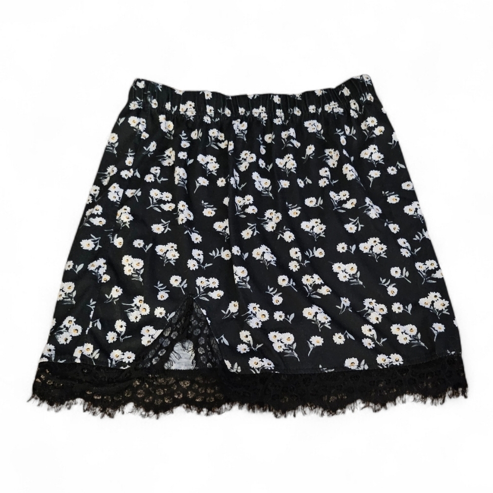 NWOT- Eyelash Lace Hem Daisy Floral Mini Skirt - Picture 6 of 10